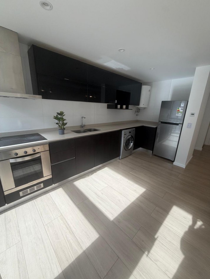 DEPARTAMENTO 2 AMB A LA CALLE EN EDIFICIO NOVECCENTO MORENO CON BALCON Y VISTA A PLAZA COLON