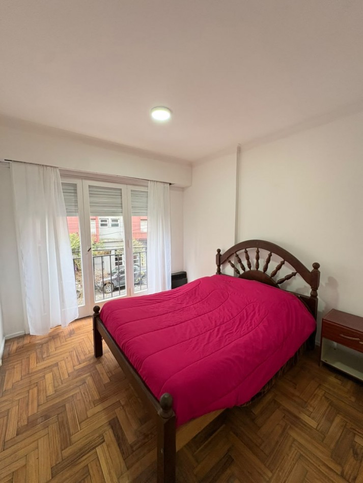 DEPARTAMENTO 2 AMBIENTES EN ESTADO ORIGINAL CON BALCON SALIENTE A LA CALLE VENDE Y PERMUTA