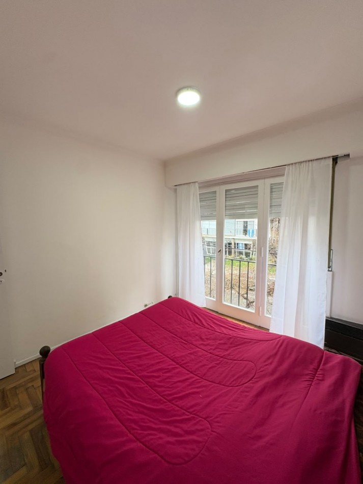 DEPARTAMENTO 2 AMBIENTES EN ESTADO ORIGINAL CON BALCON SALIENTE A LA CALLE VENDE Y PERMUTA