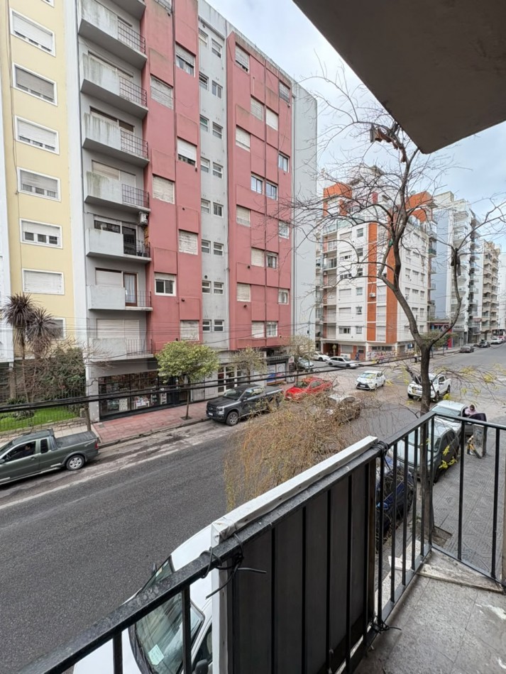 DEPARTAMENTO 2 AMBIENTES EN ESTADO ORIGINAL CON BALCON SALIENTE A LA CALLE VENDE Y PERMUTA