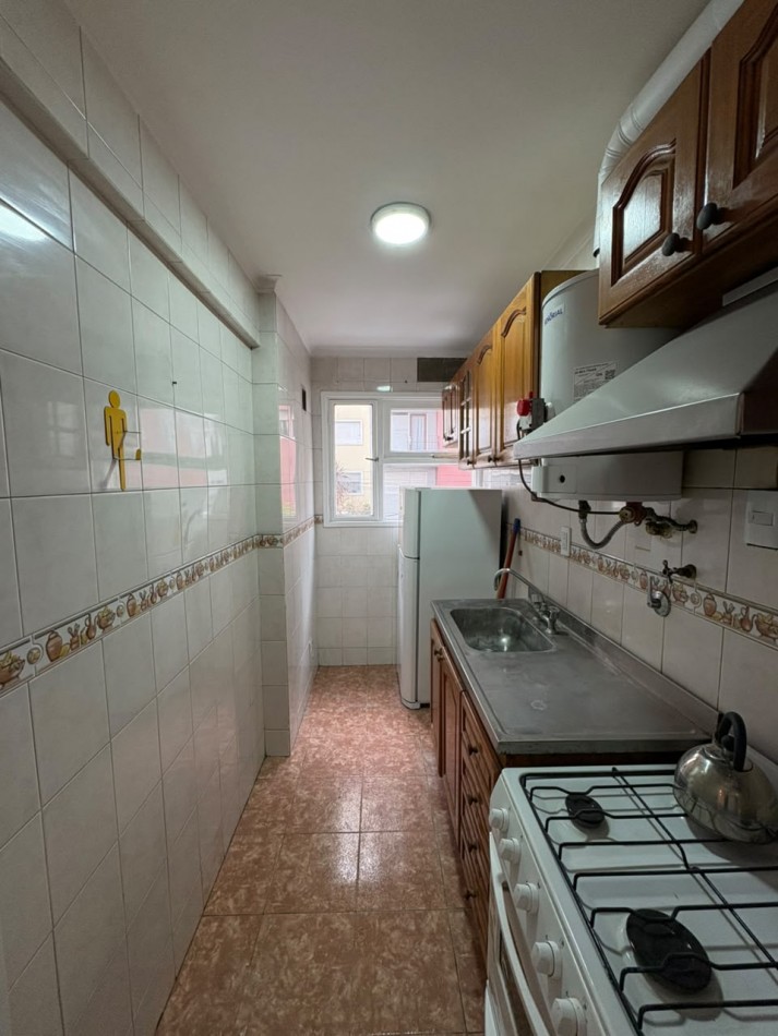 DEPARTAMENTO 2 AMBIENTES EN ESTADO ORIGINAL CON BALCON SALIENTE A LA CALLE VENDE Y PERMUTA