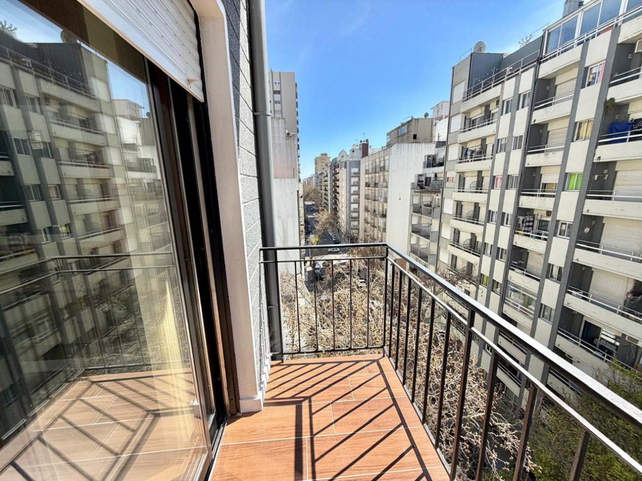 DEPARTAMENTO 2 AMBIENTES A LA CALLE CON BALCON SALIENTE SOBRE VEREDA DE SOL EN ALDREY
