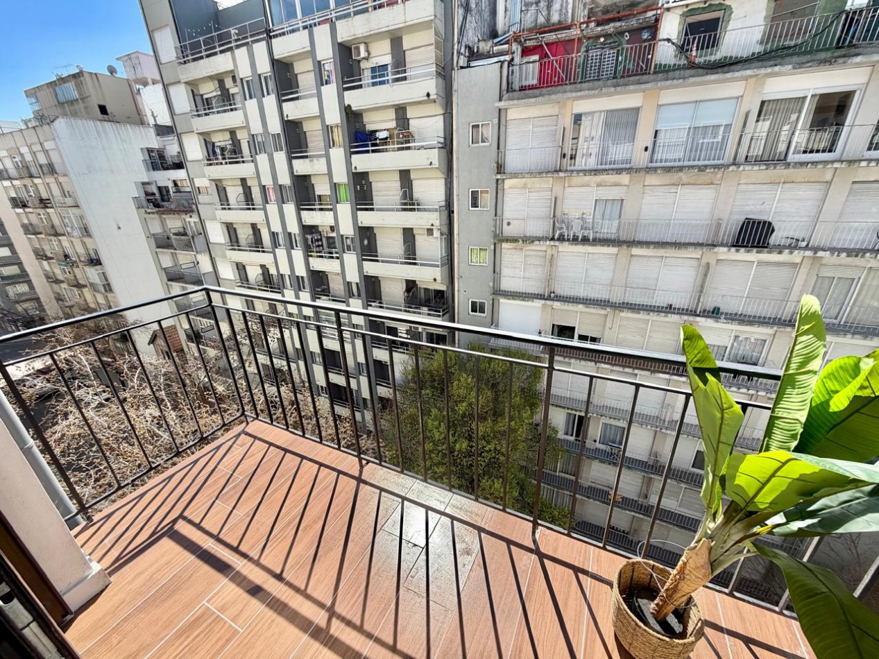 DEPARTAMENTO 2 AMBIENTES A LA CALLE CON BALCON SALIENTE SOBRE VEREDA DE SOL EN ALDREY
