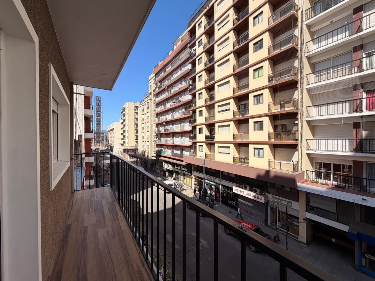 DEPARTAMENTO 3 AMBIENTES RECICLADO AL FRENTE CON BALCON CORRIDO EN EL CENTRO
