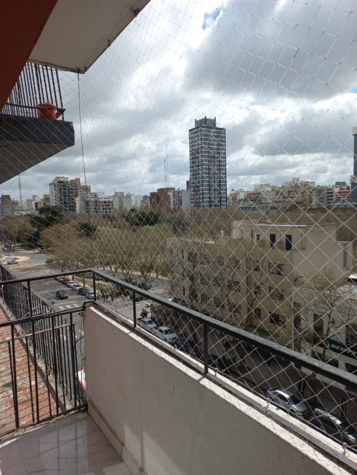 DEPARTAMENTO 2 AMBIENTES EXTERNO CON BALCON A LA CALLE EN EL CENTRO