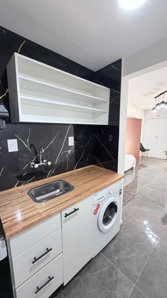 DEPARTAMENTO 1 AMB A LA CALLE CON BALCON SALIENTE Y VISTA LATERAL AL MAR EN GUEMES
