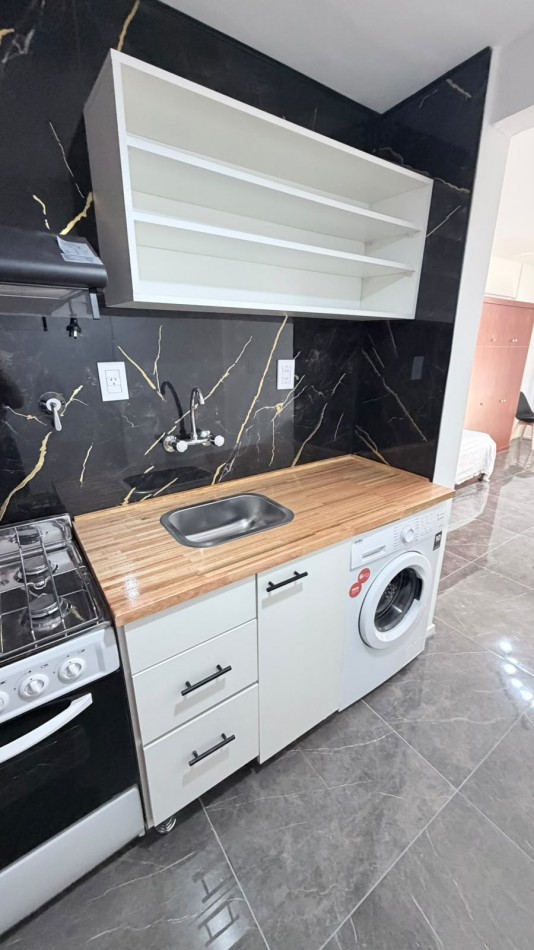 DEPARTAMENTO 1 AMB A LA CALLE CON BALCON SALIENTE Y VISTA LATERAL AL MAR EN GUEMES