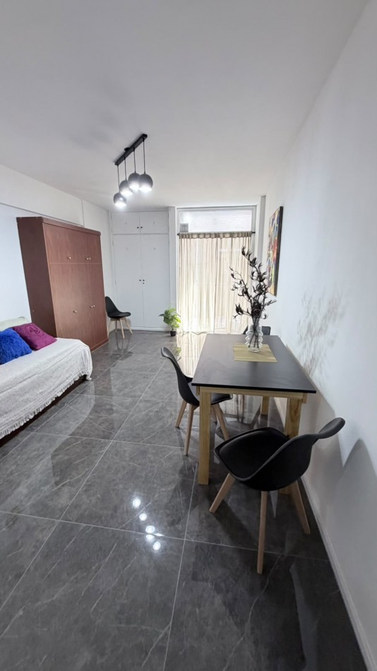 DEPARTAMENTO 1 AMB A LA CALLE CON BALCON SALIENTE Y VISTA LATERAL AL MAR EN GUEMES