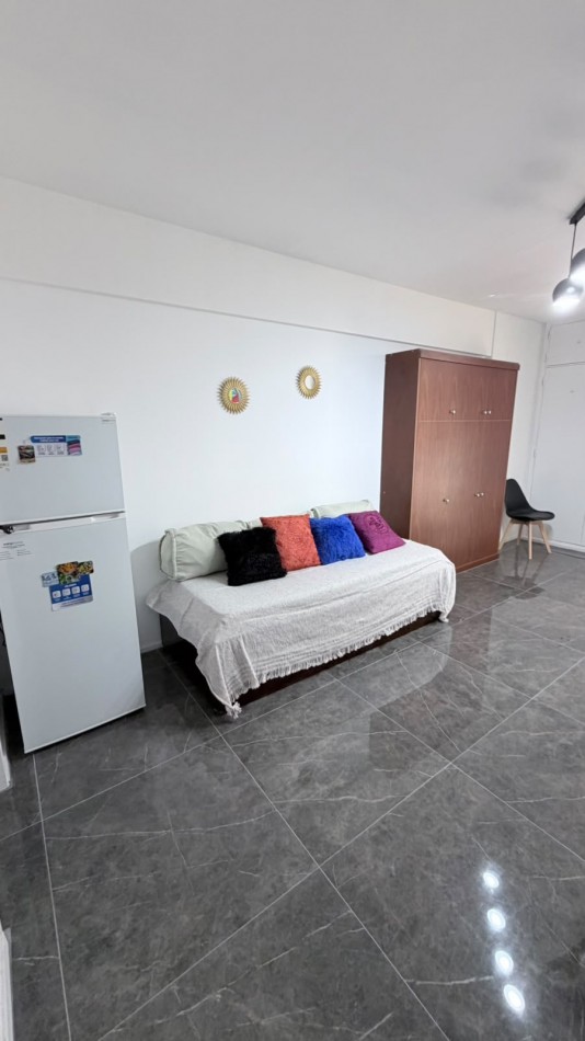 DEPARTAMENTO 1 AMB A LA CALLE CON BALCON SALIENTE Y VISTA LATERAL AL MAR EN GUEMES