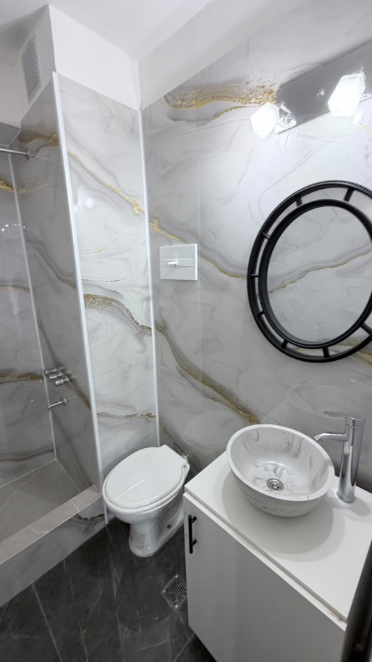 DEPARTAMENTO 1 AMB A LA CALLE CON BALCON SALIENTE Y VISTA LATERAL AL MAR EN GUEMES