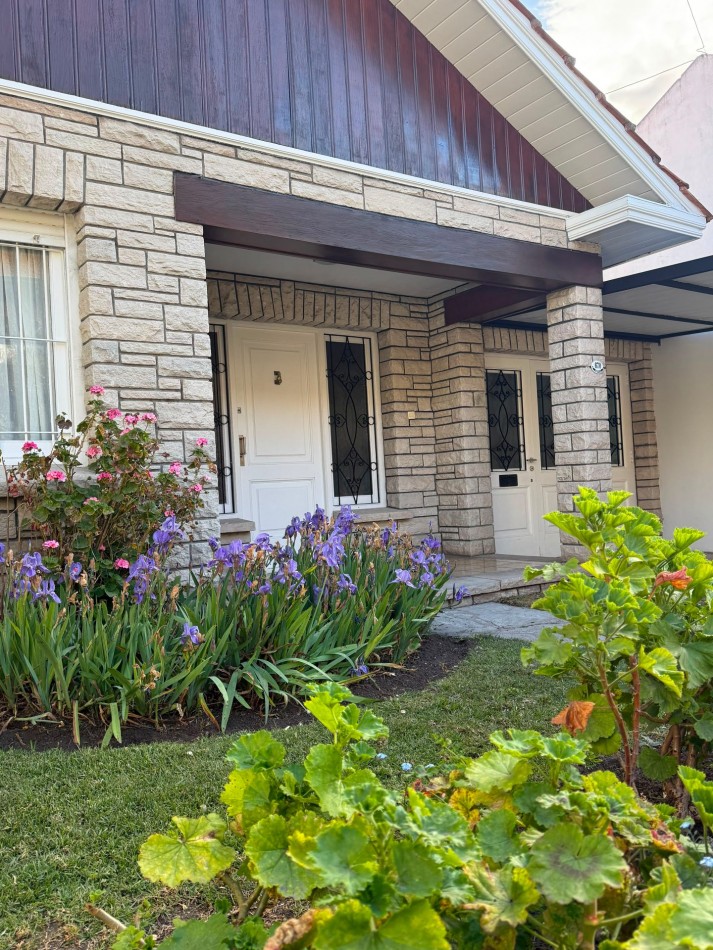  CHALET 5 AMBIENTES CON JARDIN Y GARAJE VENDE Y PERMUTA EN STELLA MARIS