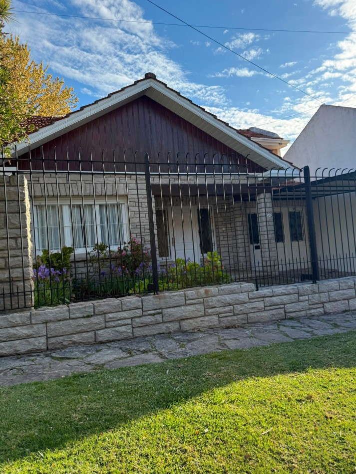  CHALET 5 AMBIENTES CON JARDIN Y GARAJE VENDE Y PERMUTA EN STELLA MARIS