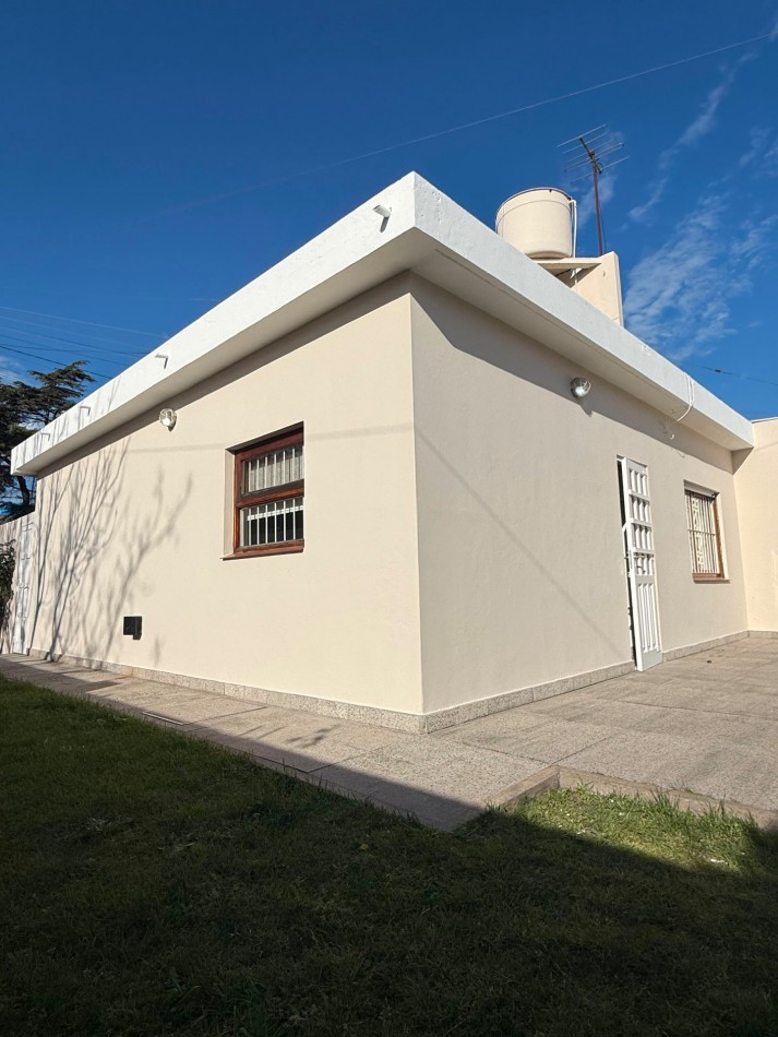 CASA AMERICANA DE 3 AMBIENTES EN EL BARRIO  EL GAUCHO  VENDE Y PERMUTA