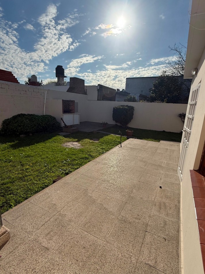CASA AMERICANA DE 3 AMBIENTES EN EL BARRIO  EL GAUCHO  VENDE Y PERMUTA