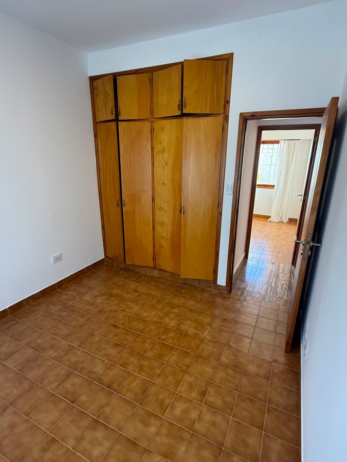 CASA AMERICANA DE 3 AMBIENTES EN EL BARRIO  EL GAUCHO  VENDE Y PERMUTA
