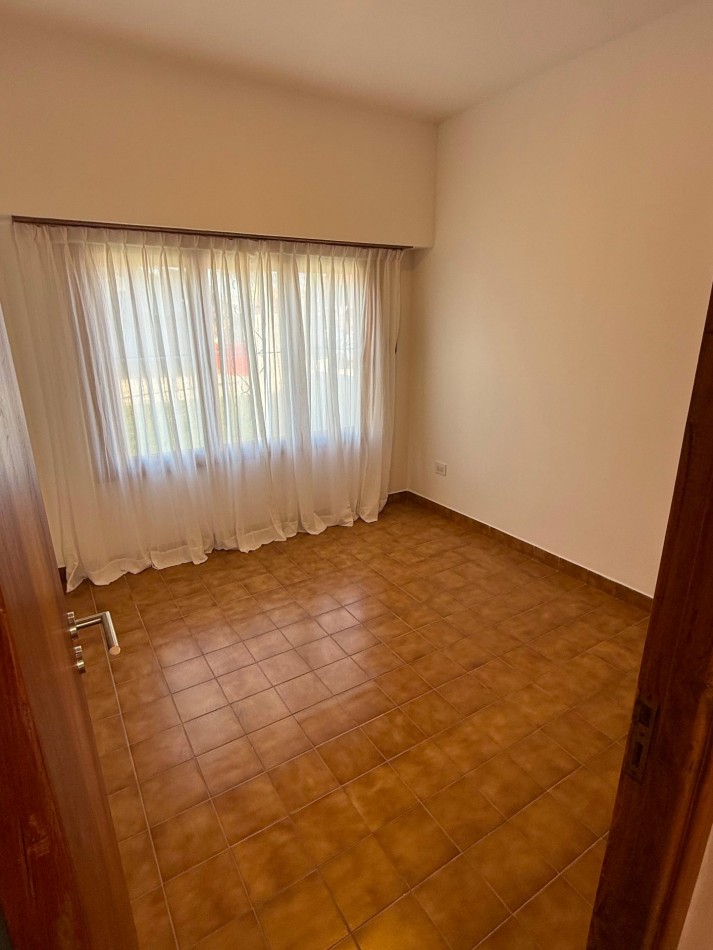 CASA AMERICANA DE 3 AMBIENTES EN EL BARRIO  EL GAUCHO  VENDE Y PERMUTA
