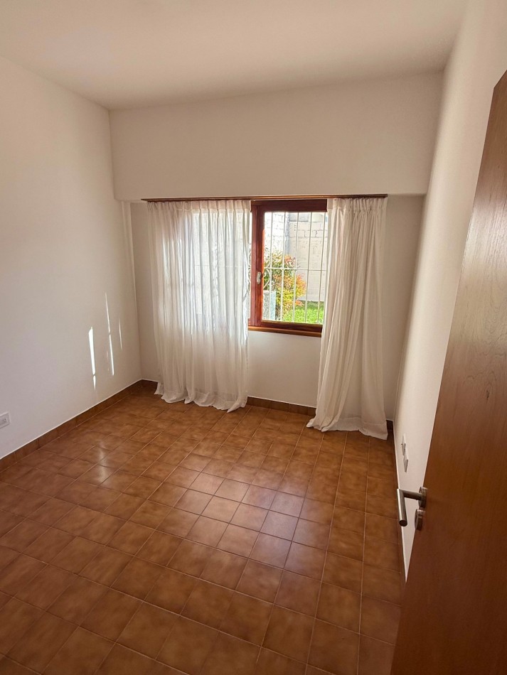 CASA AMERICANA DE 3 AMBIENTES EN EL BARRIO  EL GAUCHO  VENDE Y PERMUTA