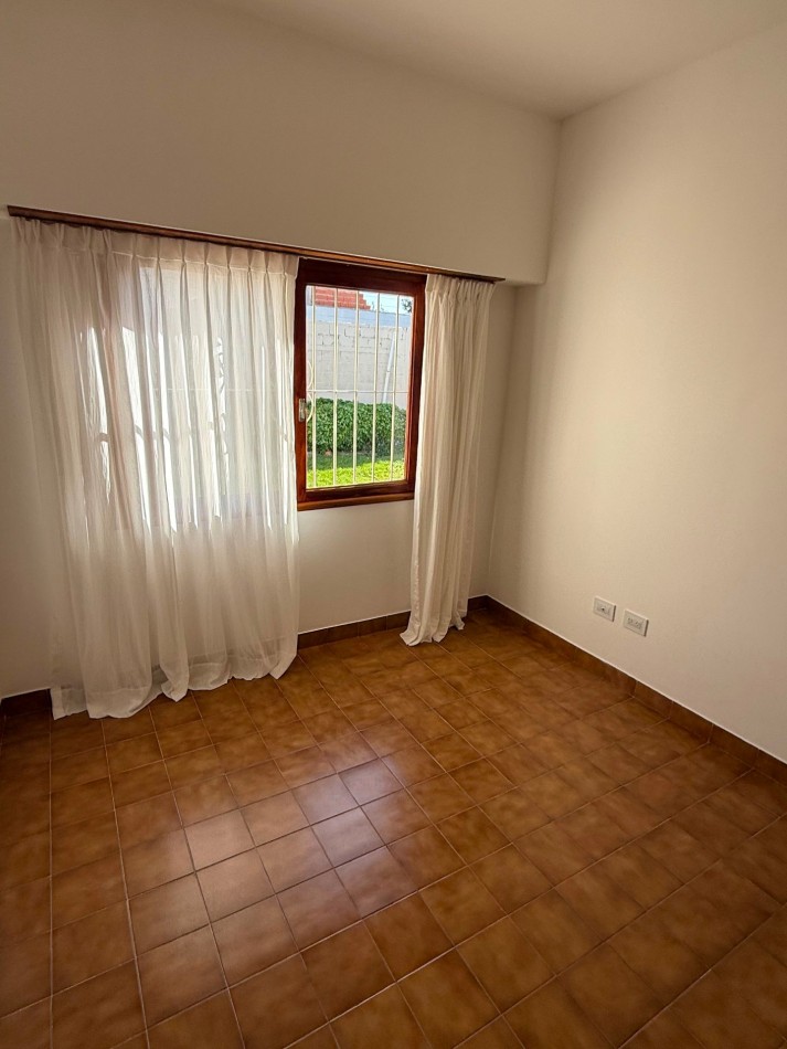 CASA AMERICANA DE 3 AMBIENTES EN EL BARRIO  EL GAUCHO  VENDE Y PERMUTA