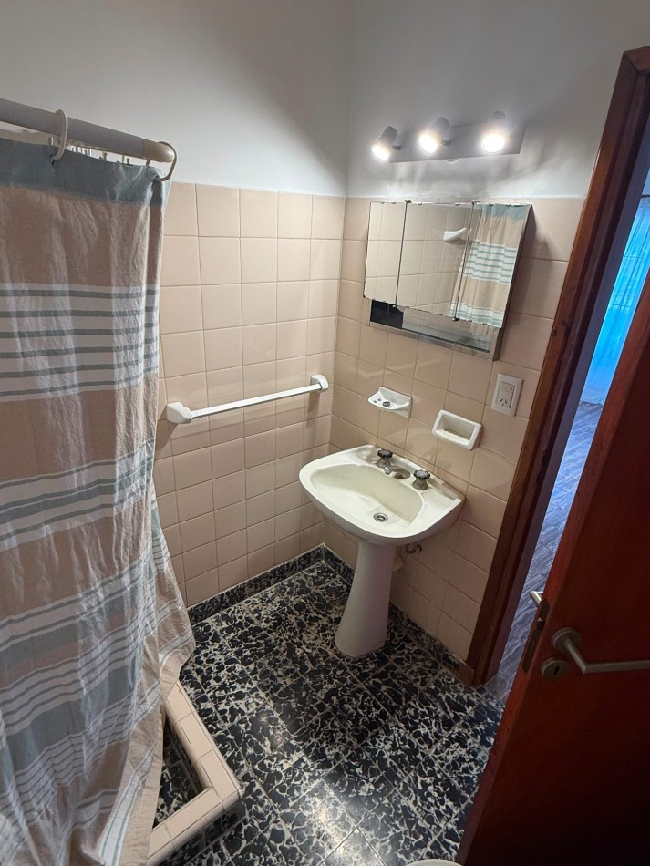 CASA AMERICANA DE 3 AMBIENTES EN EL BARRIO  EL GAUCHO  VENDE Y PERMUTA