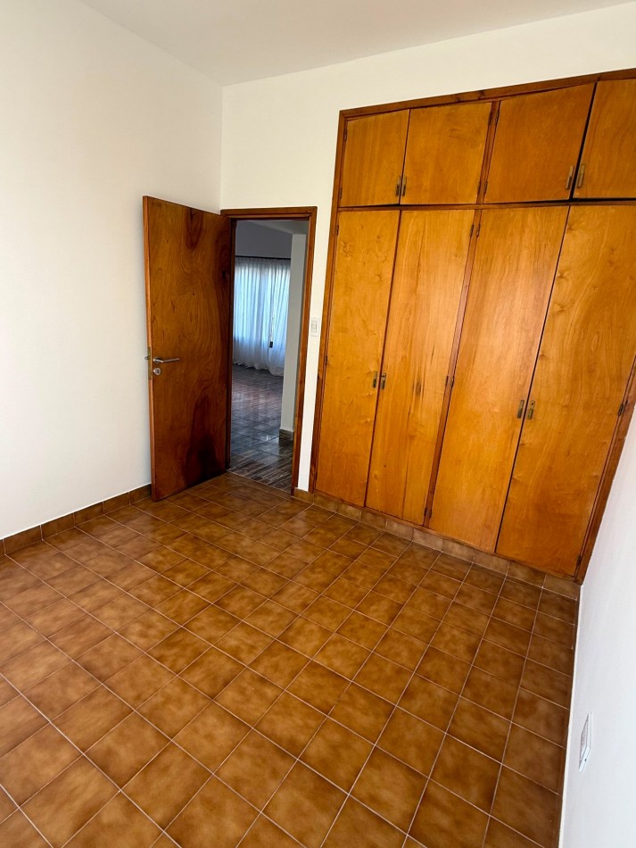 CASA AMERICANA DE 3 AMBIENTES EN EL BARRIO  EL GAUCHO  VENDE Y PERMUTA