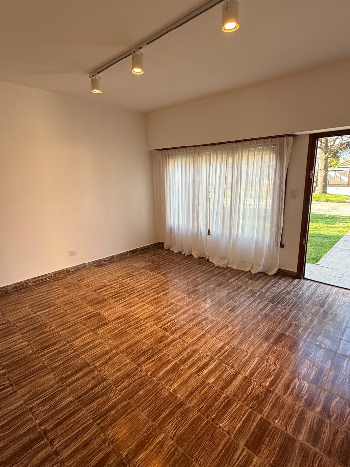 CASA AMERICANA DE 3 AMBIENTES EN EL BARRIO  EL GAUCHO  VENDE Y PERMUTA
