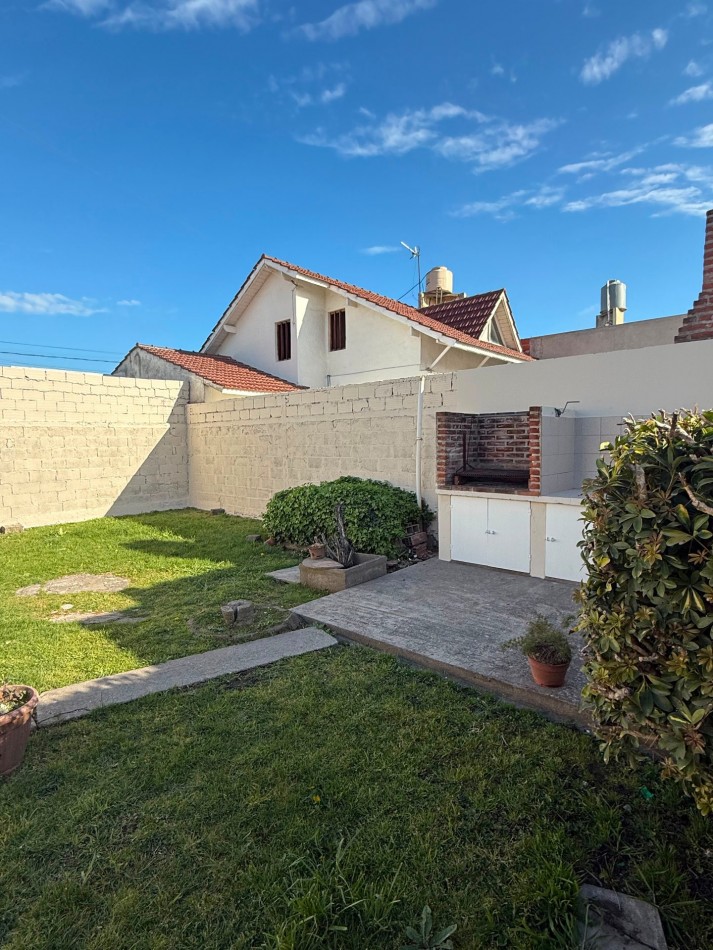 CASA AMERICANA DE 3 AMBIENTES EN EL BARRIO  EL GAUCHO  VENDE Y PERMUTA