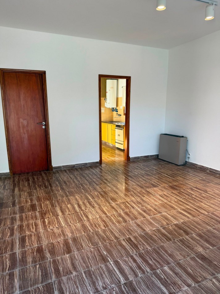 CASA AMERICANA DE 3 AMBIENTES EN EL BARRIO  EL GAUCHO  VENDE Y PERMUTA