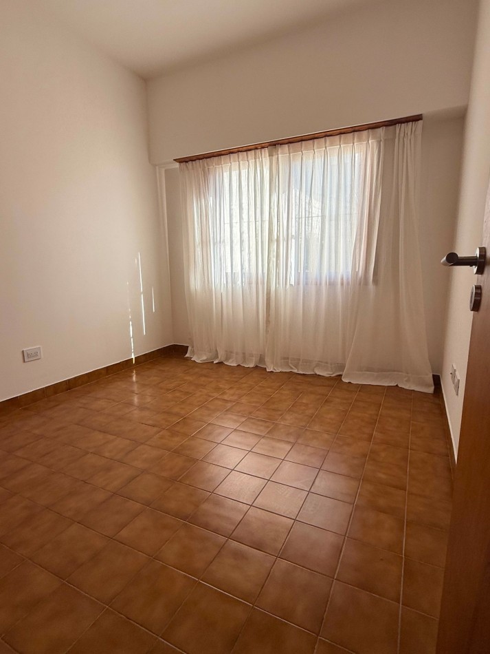 CASA AMERICANA DE 3 AMBIENTES EN EL BARRIO  EL GAUCHO  VENDE Y PERMUTA
