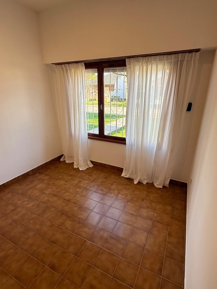 CASA AMERICANA DE 3 AMBIENTES EN EL BARRIO  EL GAUCHO  VENDE Y PERMUTA