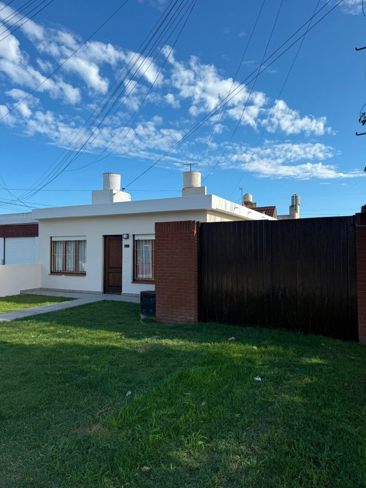 CASA AMERICANA DE 3 AMBIENTES EN EL BARRIO  EL GAUCHO  VENDE Y PERMUTA