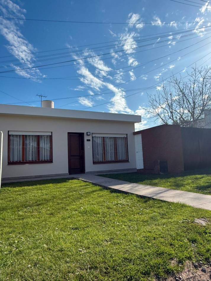 CASA AMERICANA DE 3 AMBIENTES EN EL BARRIO  EL GAUCHO  VENDE Y PERMUTA