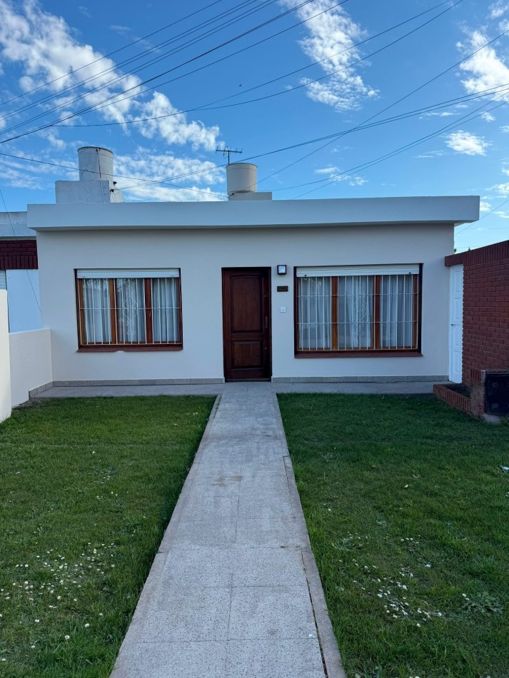 CASA AMERICANA DE 3 AMBIENTES EN EL BARRIO  EL GAUCHO  VENDE Y PERMUTA
