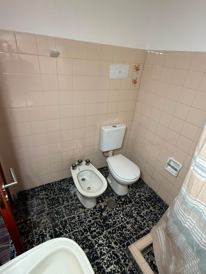CASA AMERICANA DE 3 AMBIENTES EN EL BARRIO  EL GAUCHO  VENDE Y PERMUTA