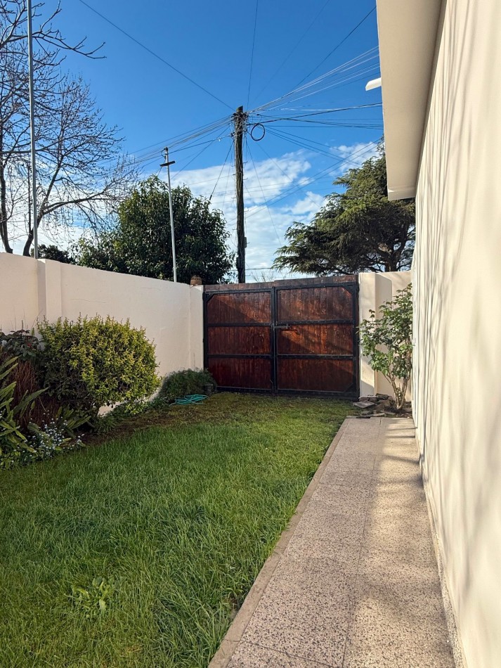 CASA AMERICANA DE 3 AMBIENTES EN EL BARRIO  EL GAUCHO  VENDE Y PERMUTA