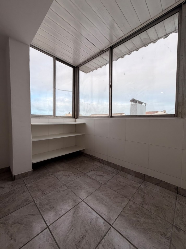 DEPARTAMENTO 2 AMB AL CONTRAFRENTE EN 1ER. PISO POR ESCALERA APTO CREDITO