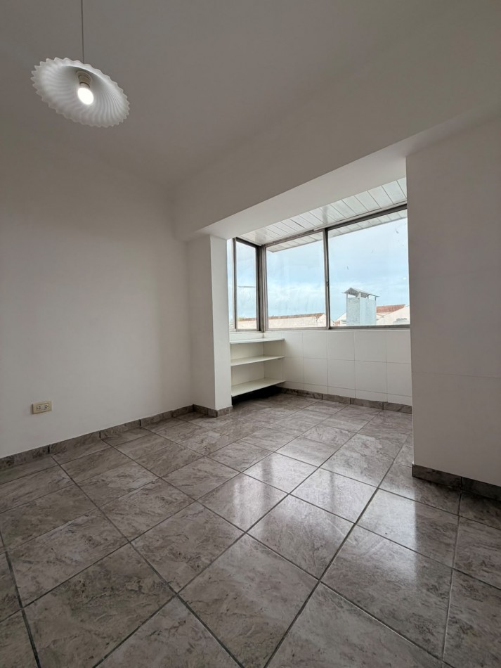 DEPARTAMENTO 2 AMB AL CONTRAFRENTE EN 1ER. PISO POR ESCALERA APTO CREDITO
