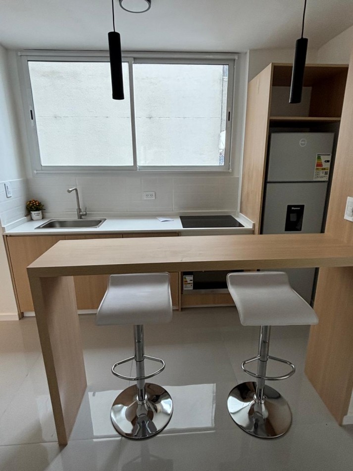 DEPARTAMENTO 3 AMBIENTES CON DEPENDENCIA AL FRENTE CON BALCON Y VISTA AL MAR