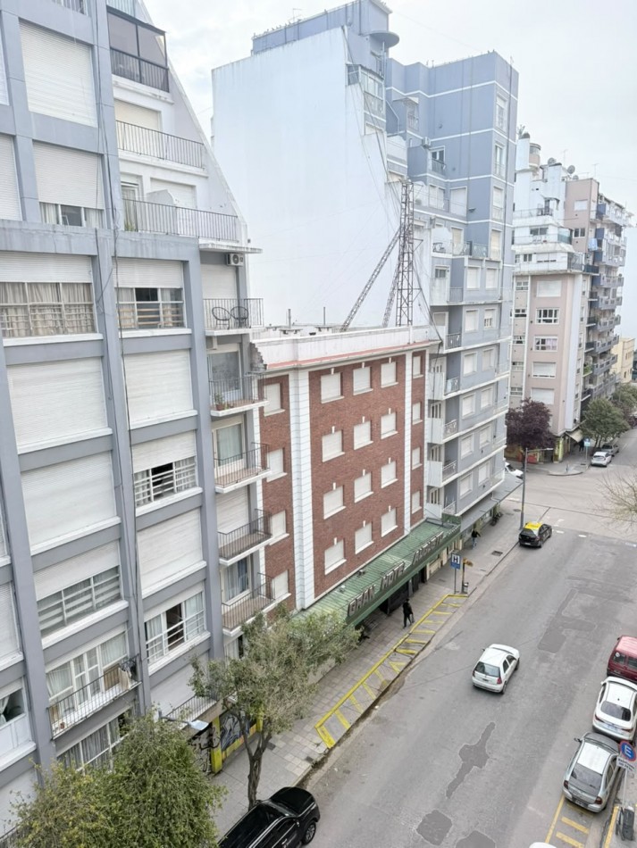 DEPARTAMENTO 1 AMB A LA CALLE CON BALCON FRANCES