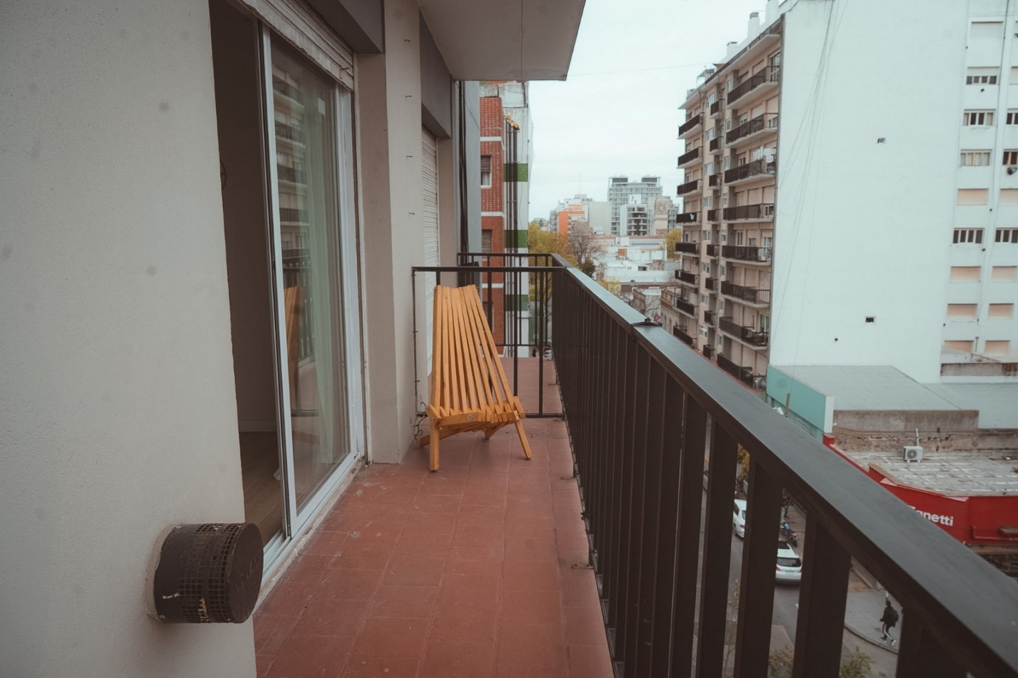 DEPARTAMENTO 1 AMBIENTE CON BALCON SALIENTE A LA CALLE EN ALDREY