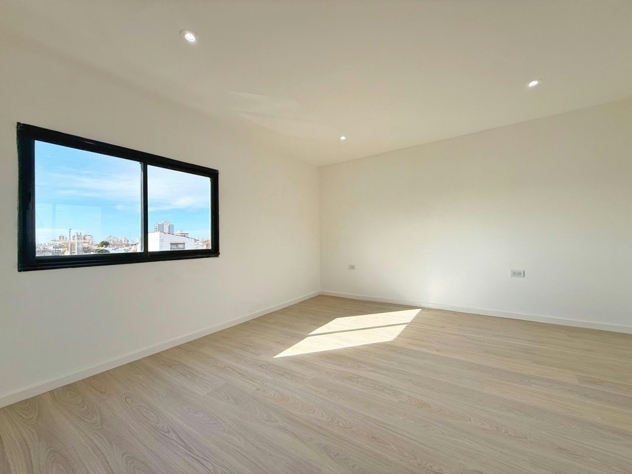 PH 3 AMB A ESTRENAR CON BALCON EN 1ER. PISO POR ESCALERA EN BARRIO SAN JUAN