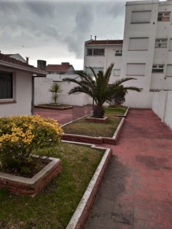 Departamento de 3 Ambientes Al Frente con Balcon, Cochera y Baulera En La Perla