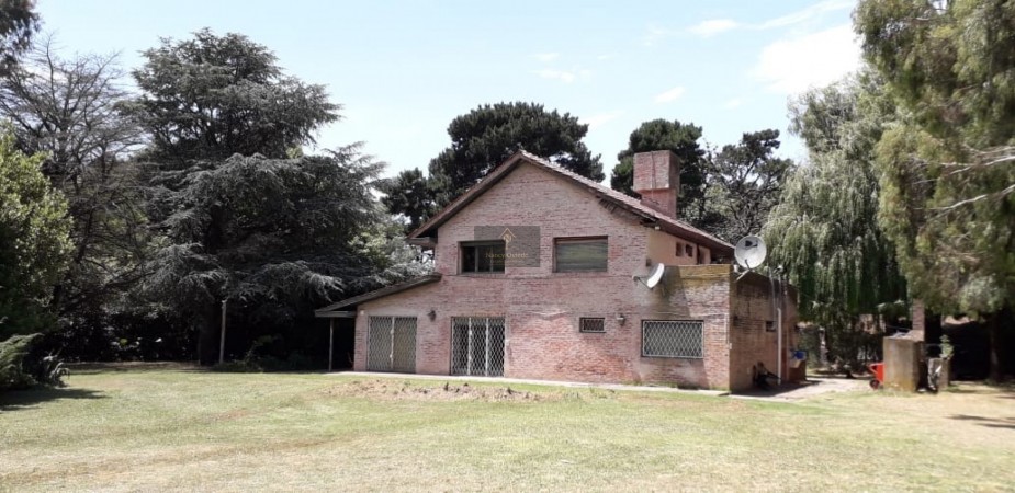 CASA QUINTA DE 6 AMBIENTES SOBRE UNA SUPERFICIE DE 1 HECTAREA DE PARQUE