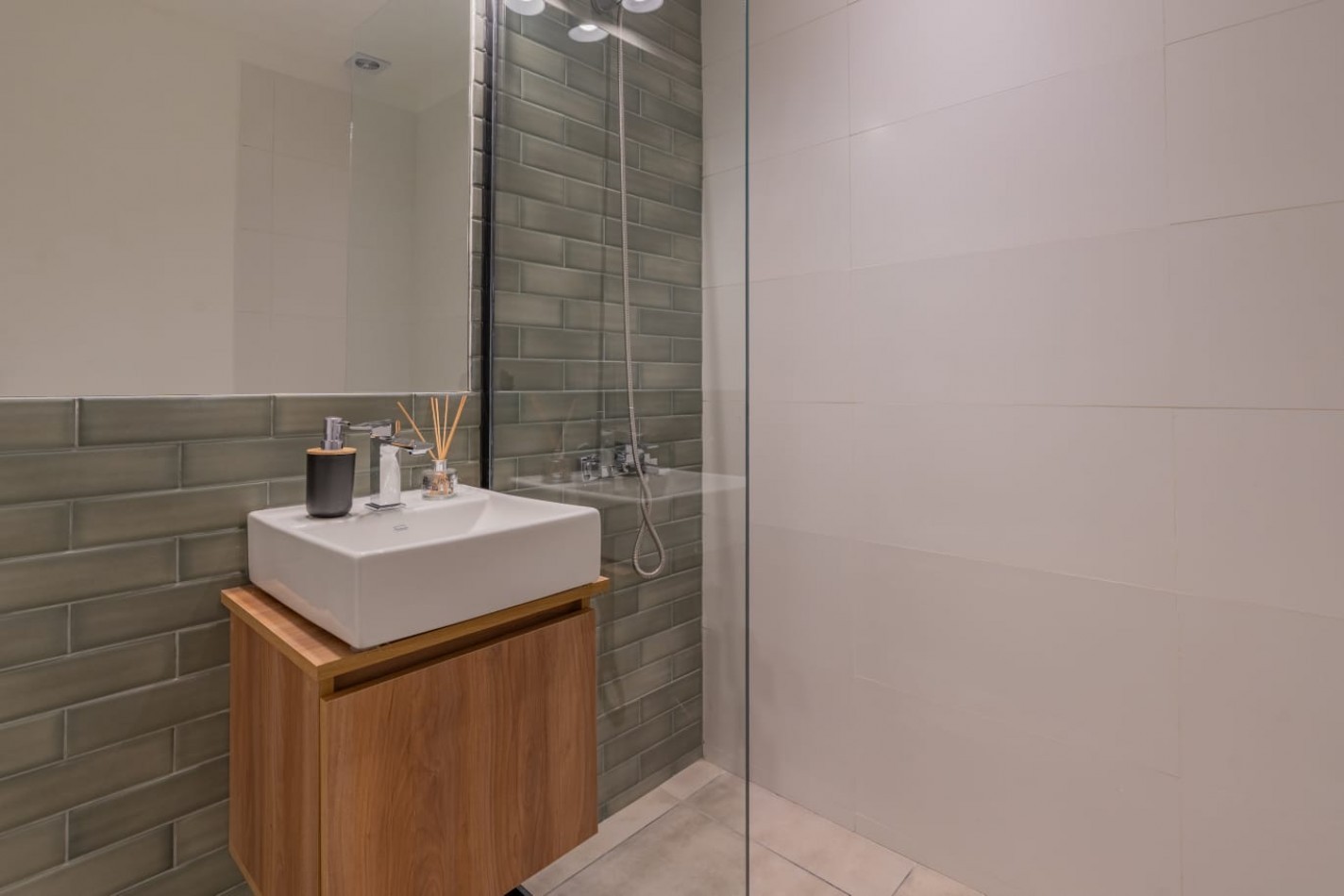 DEPARTAMENTO 2 AMB A LA CALLE CON BALCON Y PARRILLA A ESTRENAR, CON OPCION DE COCHERA