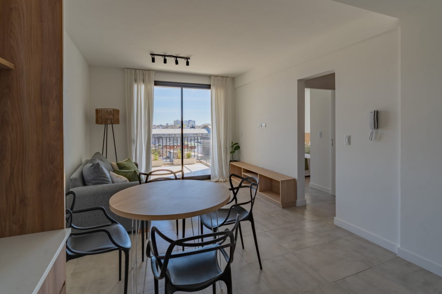 DEPARTAMENTO 2 AMB A LA CALLE CON BALCON Y PARRILLA A ESTRENAR, CON OPCION DE COCHERA