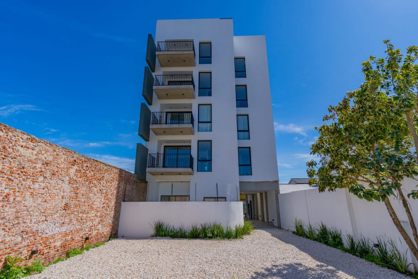 DEPARTAMENTO 2 AMB A LA CALLE CON BALCON Y PARRILLA A ESTRENAR, CON OPCION DE COCHERA