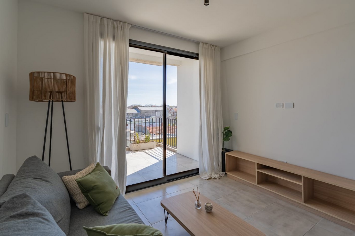 DEPARTAMENTO 2 AMB A LA CALLE CON BALCON Y PARRILLA A ESTRENAR, CON OPCION DE COCHERA