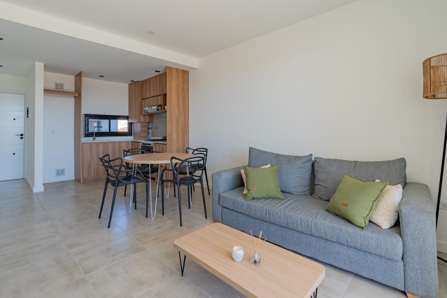 DEPARTAMENTO 2 AMB A LA CALLE CON BALCON Y PARRILLA A ESTRENAR, CON OPCION DE COCHERA