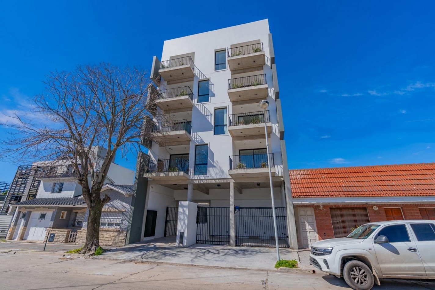 DEPARTAMENTO 2 AMB A LA CALLE CON BALCON Y PARRILLA A ESTRENAR, CON OPCION DE COCHERA