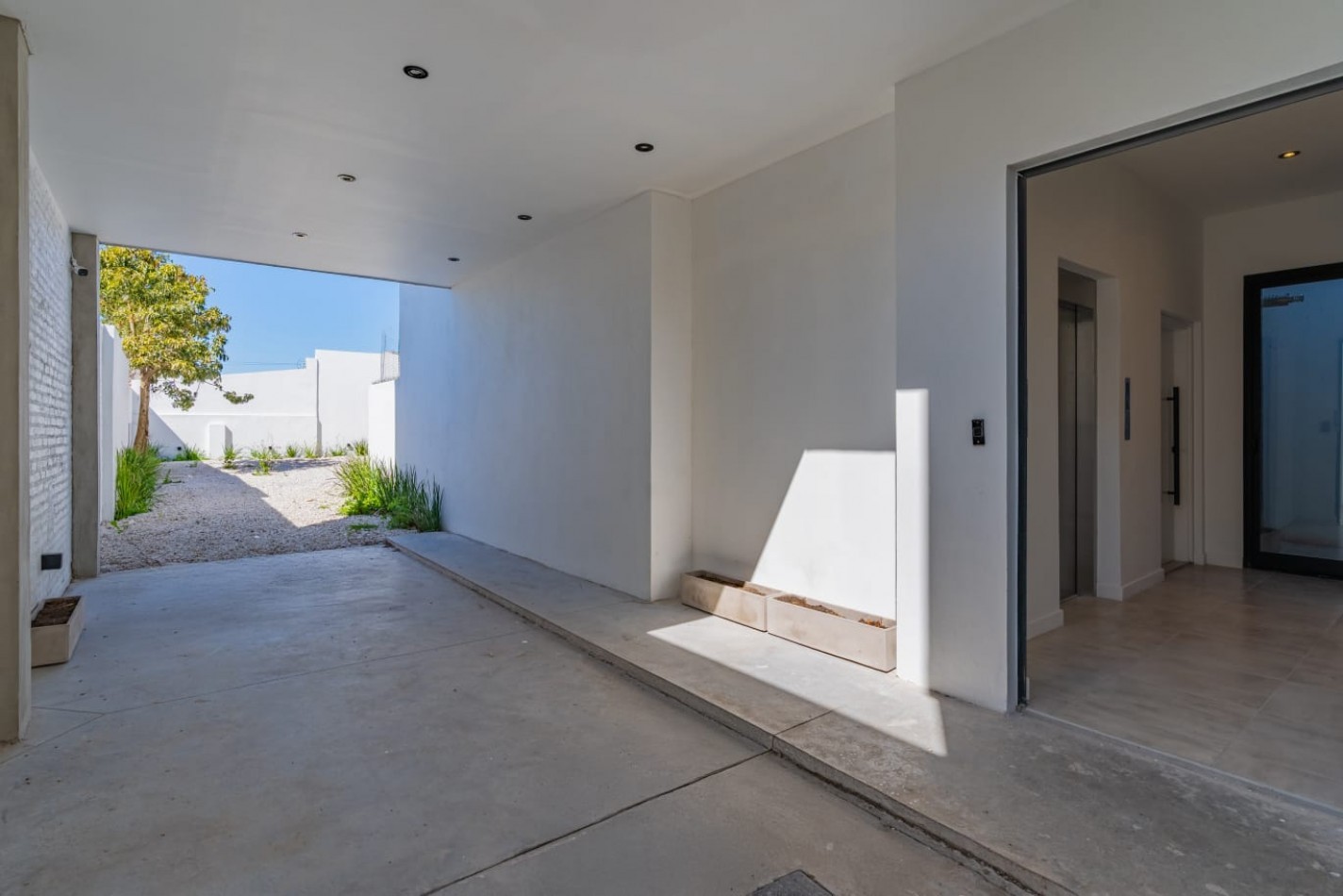 DEPARTAMENTO 2 AMB A LA CALLE CON BALCON Y PARRILLA A ESTRENAR, CON OPCION DE COCHERA