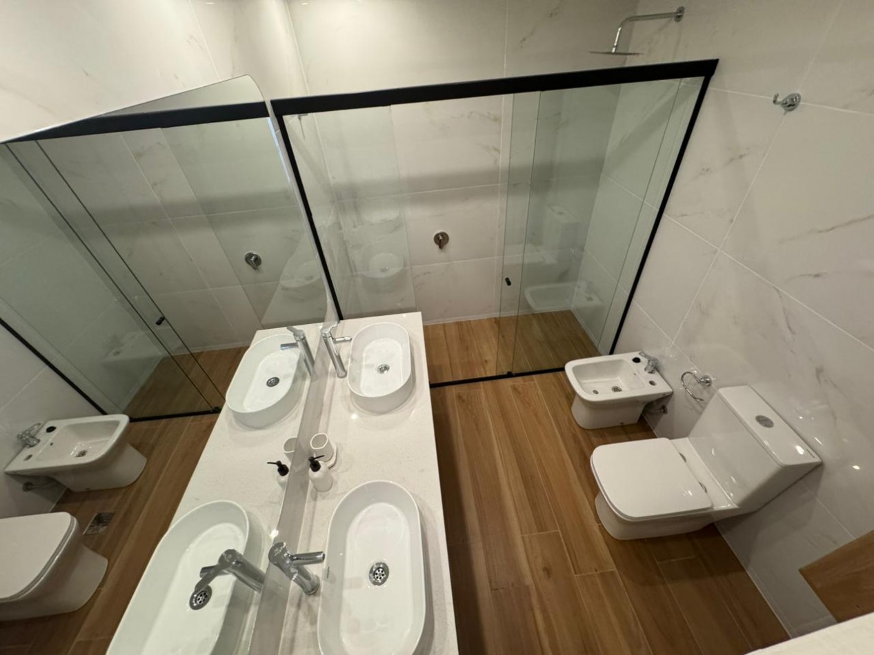 CHALET EN PH DE 4 AMBIENTES EN 2 PLANTAS CON GARAJE, A 150 MTS. DEL SHOPPING ALDREY